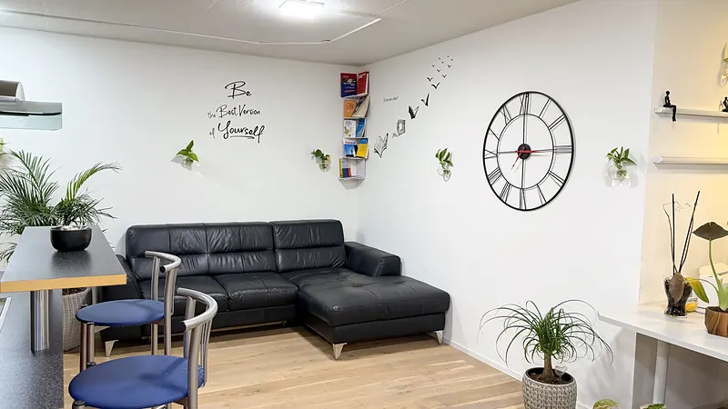 Lounge corner with sofa and wall motto in the Webzenz office